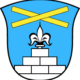 Das Wappen der Gemeinde Staudach-Egerndach. Blauer Hintergrund, mit einem gemauerten weißen Stufengiebel. An der Spitze des Gibels befindet sich eine heraldische Lilie. Oberhalb davon ein gelbes Kreuz.