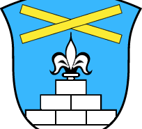 Das Wappen der Gemeinde Staudach-Egerndach. Blauer Hintergrund, mit einem gemauerten weißen Stufengiebel. An der Spitze des Gibels befindet sich eine heraldische Lilie. Oberhalb davon ein gelbes Kreuz.