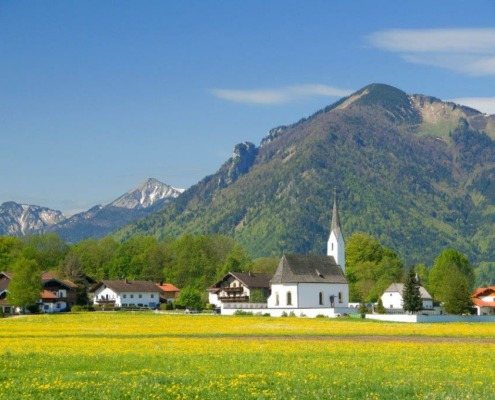 Staudacher Berge mit Kirche gezoomt 2016